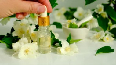 Şişede yasemin yağı var. Seçici odaklanma. Spa.