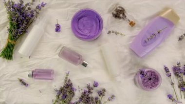 Lavanta yağı ve kozmetik ürünleri. Seçici odaklanma. Spa.