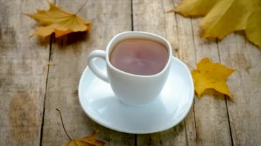 Islak bir sonbahar penceresinde bir fincan çay. Seçici odaklanma. İçkiler..