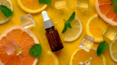 Şişe içindeki esas narenciye yağı. Seçici odaklanma. Spa.