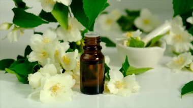 Şişede yasemin yağı var. Seçici odaklanma. Spa.