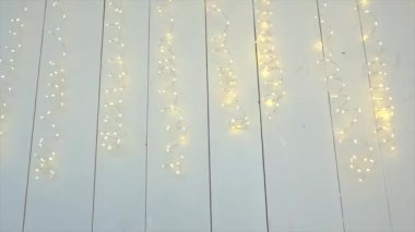 Duvarda Noel çelengi var. Seçici odaklanma. Beyaz.