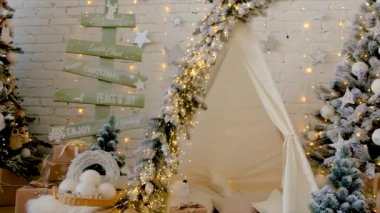 Evde çocukların Noel süslemeleri var. Seçici odaklanma. Tatil.