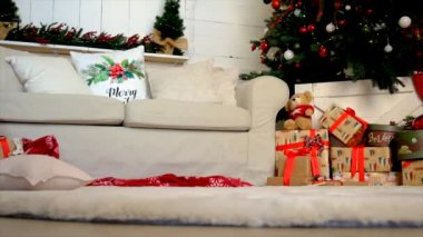 Çocuklar Noel ağacının altında oynuyorlar. Seçici odaklanma. Çocuk.