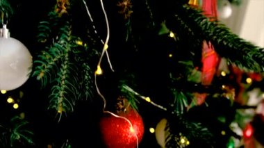 Ağacın altında bir sürü hediye var. Seçici odaklanma. Mutlu.