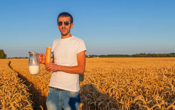 Man Med Mjölk Och Bröd Ett Vetefält Selektivt Fokus Man — Stockfoto