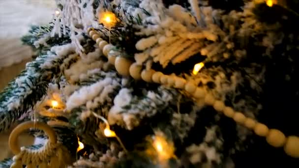 木の下でたくさんの贈り物 選択的フォーカス ハッピー — ストック動画