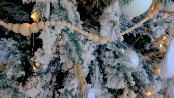Prachtige Kerstboom Felle Kleuren Selectieve Focus Vakantie — Stockvideo