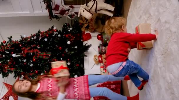 Kinderen Dansen Bij Kerstboom Selectieve Focus Jongen — Stockvideo