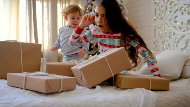 Los Niños Abren Regalo Navidad Enfoque Selectivo Niño — Vídeo de stock