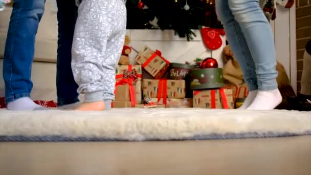 Rodinné Nohy Vánočního Stromku Selektivní Soustředění Nohy — Stock video