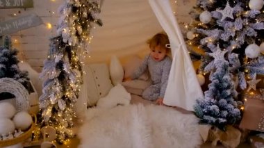 Çocuklar evde Noel süsü oynuyorlar. Seçici odaklanma. Çocuk.