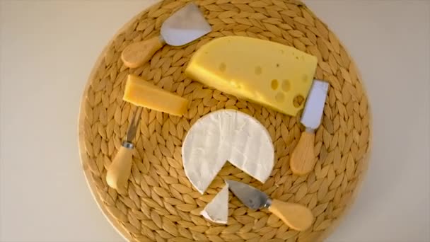 桌子上有不同的奶酪有选择的重点 — 图库视频影像