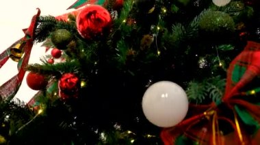 Ağacın altında bir sürü hediye var. Seçici odaklanma. Mutlu.