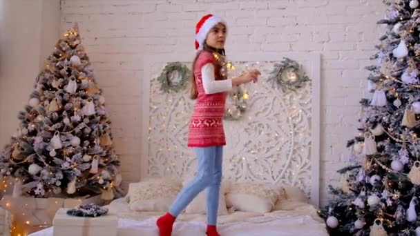 Bir Çocuk Noel Ağacının Yanında Çelenkle Dans Ediyor Seçici Odaklanma — Stok video