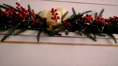 Çelenkli Noel süsü. Seçici odaklanma. Çocuk.
