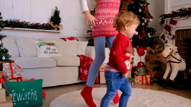 Barn Dansar Nära Julgranen Selektivt Fokus Grabben — Stockvideo