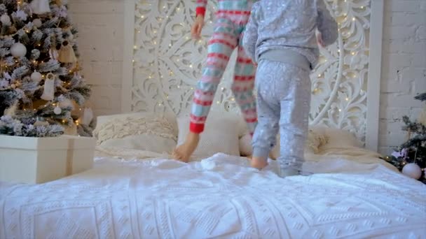 Çocuklar Noel Ağacının Altındaki Yatağa Atlarlar Seçici Odaklanma Çocuk — Stok video