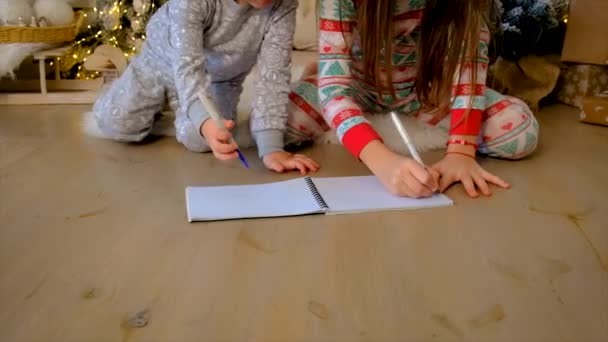 Niño Escribe Una Carta Santa Bajo Árbol Enfoque Selectivo Niño — Vídeos de Stock