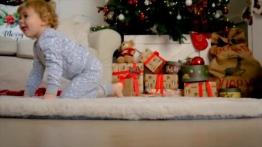 Çocuklar Noel ağacının altında oynuyorlar. Seçici odaklanma. Çocuk.