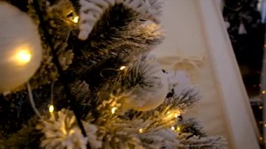 Çocuklar evde Noel süsü oynuyorlar. Seçici odaklanma. Çocuk.