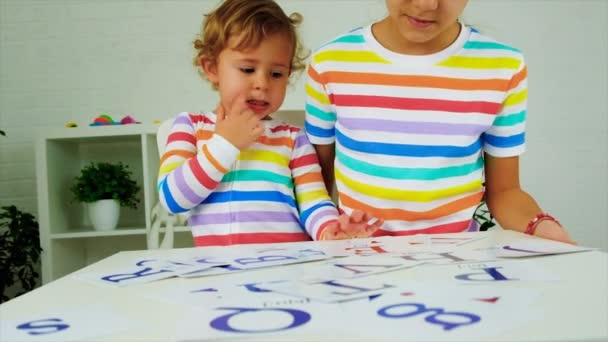 Ngilizce Kartları Masada Çocuklar Tarafından Öğretilir Seçici Odaklanma Çocuk — Stok video