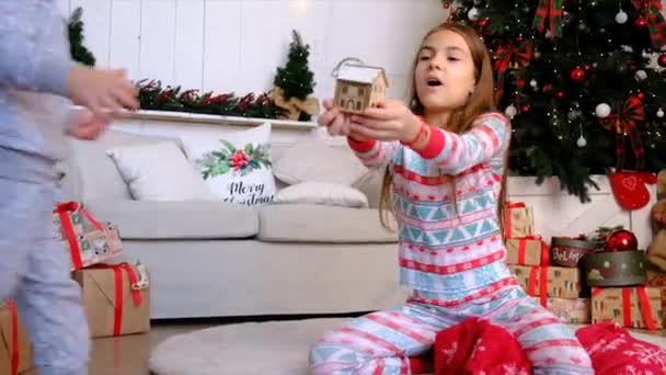 Crianças Jogam Uma Casa Brinquedo Sob Árvore Natal Foco Seletivo — Vídeo de Stock