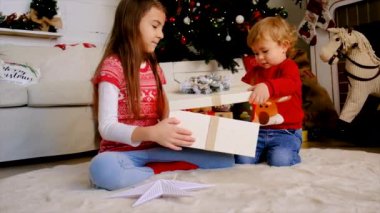 Çocuklar bir Noel hediyesi açar. Seçici odaklanma. Çocuk.