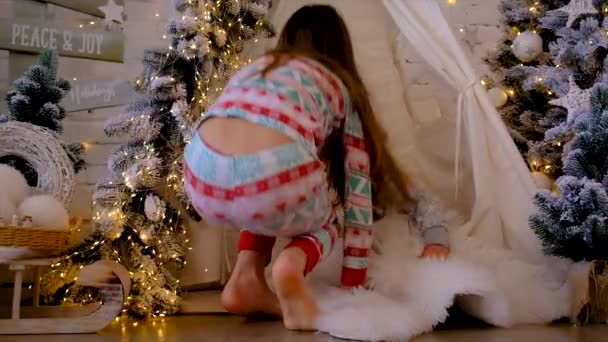 Sala Niños Niños Niños Juegan Decoraciones Navidad Casa Enfoque Selectivo — Vídeo de stock