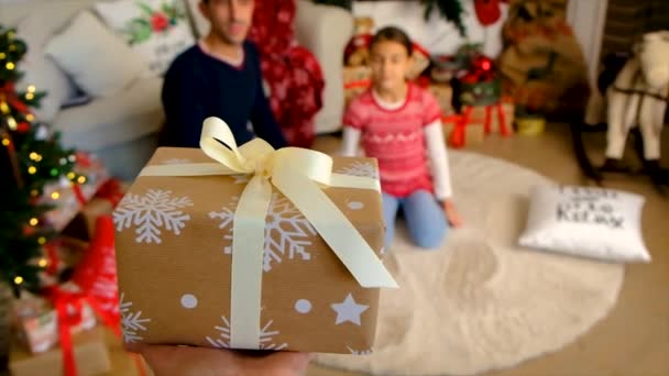 Árbol Navidad Niños Regalos Padre Enfoque Selectivo Gente — Vídeo de stock