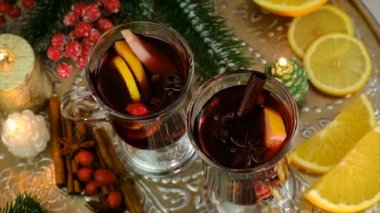 Yılbaşı ağacının arka planında şarap buldum. Seçici odaklanma. tatil.