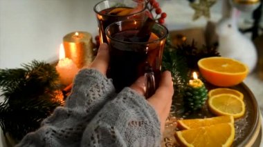 Yılbaşı ağacının arka planında şarap buldum. Seçici odaklanma. tatil.