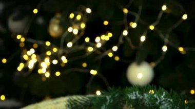 Yılbaşı ağacının arka planında şarap buldum. Seçici odaklanma. tatil.