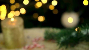 Yılbaşı ağacının arka planında şarap buldum. Seçici odaklanma. tatil.