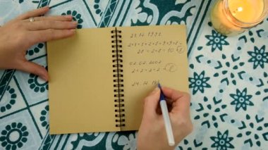 Numerolojinin doğum tarihine ilişkin kehaneti. Seçici odaklanma. İnsanlar.