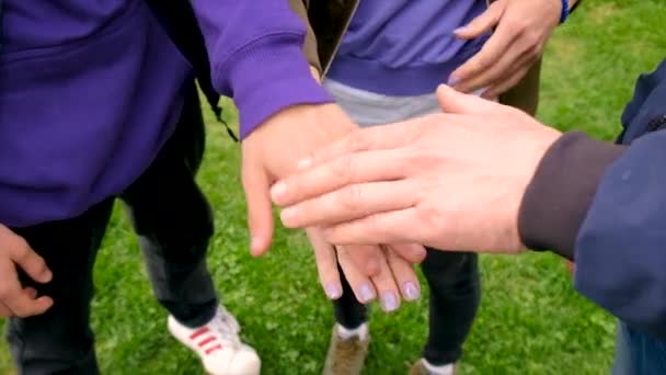 Nsanlar Ellerini Bir Araya Getiriyor Dostluk Seçici Odaklanma Erkek — Stok video
