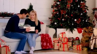 Noel ağacının yanında sevgililer. Seçici odaklanma. Tatil.