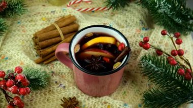 Yılbaşı ağacının arka planında şarap buldum. Seçici odaklanma. tatil.