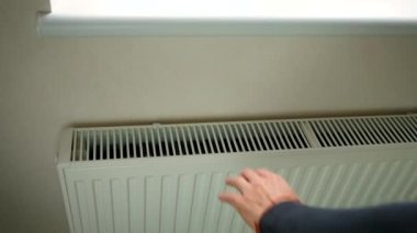 Isıtıcıda ısıtıcı var. Seçici odaklanma. Beyaz.