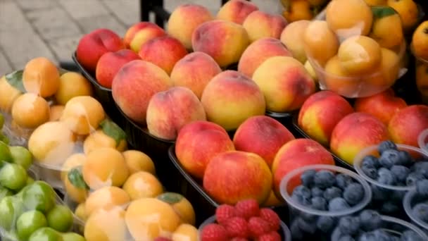 Frutas Num Pilar Mercado Foco Seletivo Alimentos — Vídeo de Stock