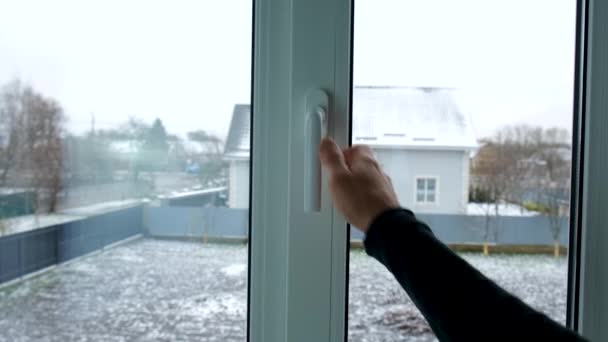 Stäng Plastfönstret Med Handen Selektivt Fokus Människa — Stockvideo