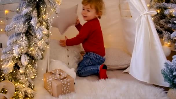 Дитяча Кімната Діти Грають Різдвяні Прикраси Вдома Вибірковий Фокус Хлопчик — стокове відео
