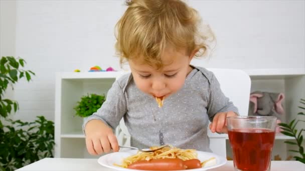 Dziecko Spaghetti Lunch Wybiórcze Skupienie Żywność — Wideo stockowe