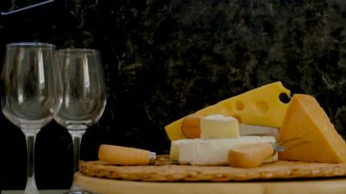 Masada farklı bir peynir var. Seçici odaklanma. Yiyecek..