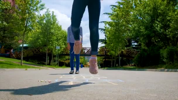 Kinder Springen Hopscotch Auf Asphalt Selektiver Fokus Kind — Stockvideo
