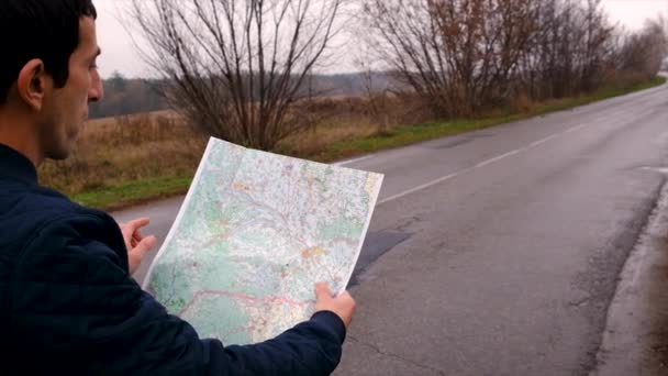 Mannen Kartan Tittar Vägen Selektivt Fokus Natur — Stockvideo