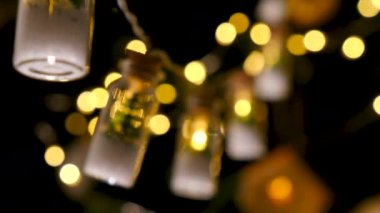 Geceleyin ağaçta Noel çelengi. Seçici odaklanma. tatil.