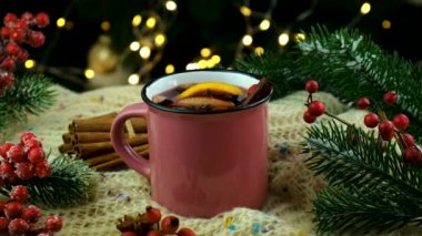 Yılbaşı ağacının arka planında şarap buldum. Seçici odaklanma. tatil.