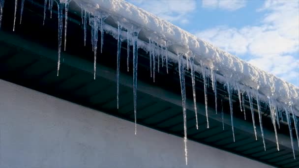 Eiszapfen Hängen Auf Dem Dach Selektiver Fokus Winter — Stockvideo