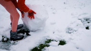 Çocuklar kardan adam yapar. Seçici odaklanma. kış